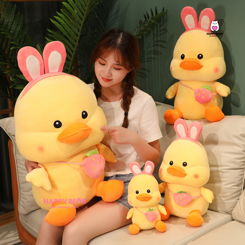 Gấu Bông Vịt Vàng Lông Nhung Đeo Túi Dâu Dễ Thương HP158 - HAPPY BEAR