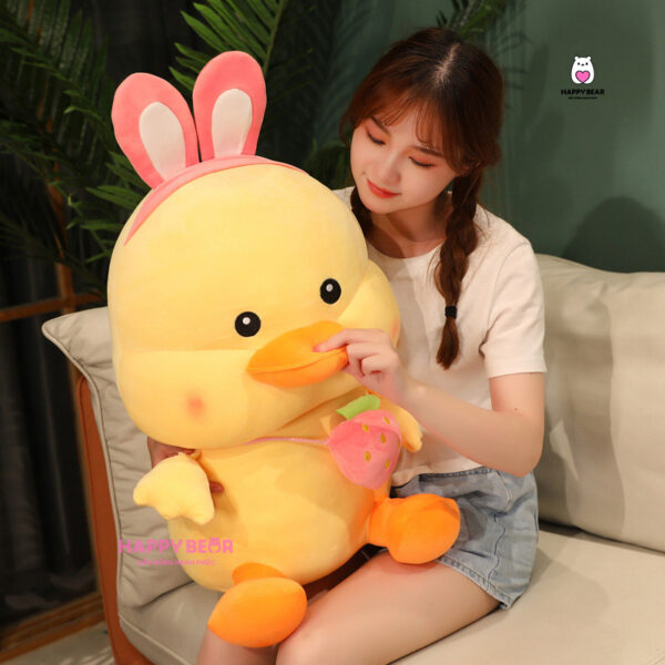 Gấu Bông Vịt Vàng Lông Nhung Đeo Túi Dâu Dễ Thương HP158 - HAPPY BEAR