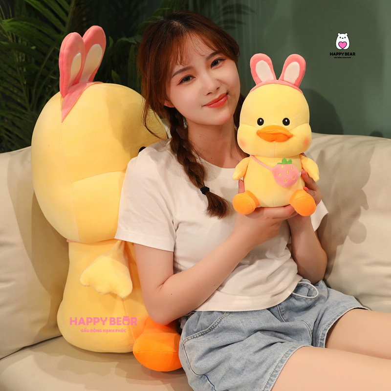 Gấu Bông Vịt Vàng Lông Nhung Đeo Túi Dâu Dễ Thương HP158 - HAPPY BEAR