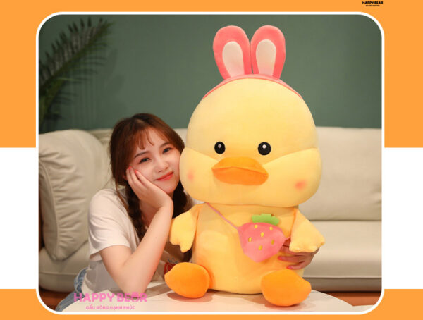 Gấu Bông Vịt Vàng Lông Nhung Đeo Túi Dâu Dễ Thương HP158 - HAPPY BEAR