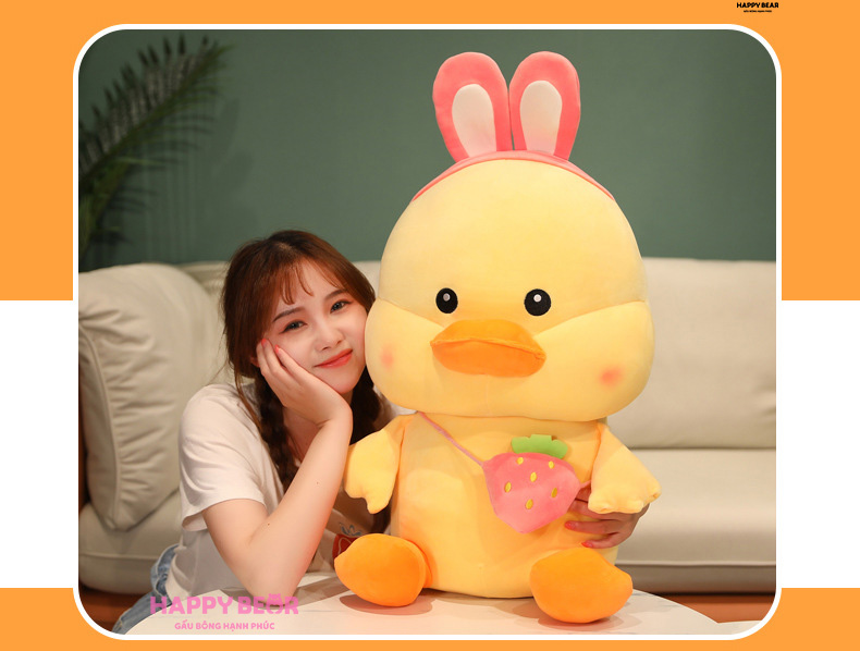 Gấu Bông Vịt Vàng Lông Nhung Đeo Túi Dâu Dễ Thương HP158 - HAPPY BEAR